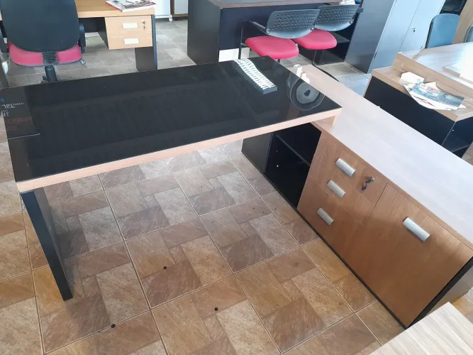 Mesa diretiva com armário- nova