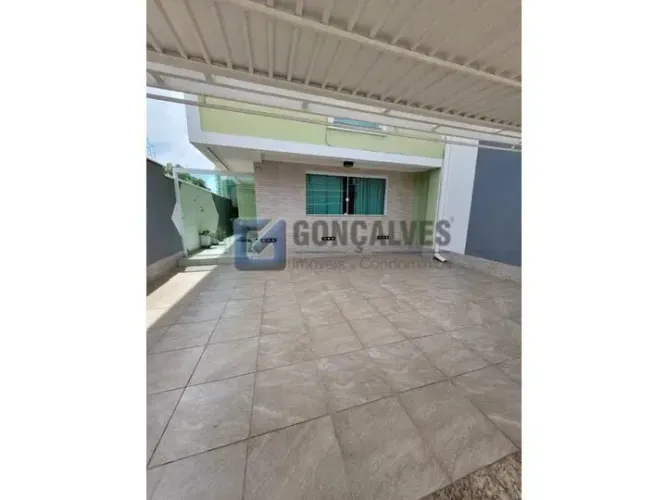 Sobrado à venda em Vila Pires, Santo André 4 Quartos, 2 Suítes, 3 Vagas