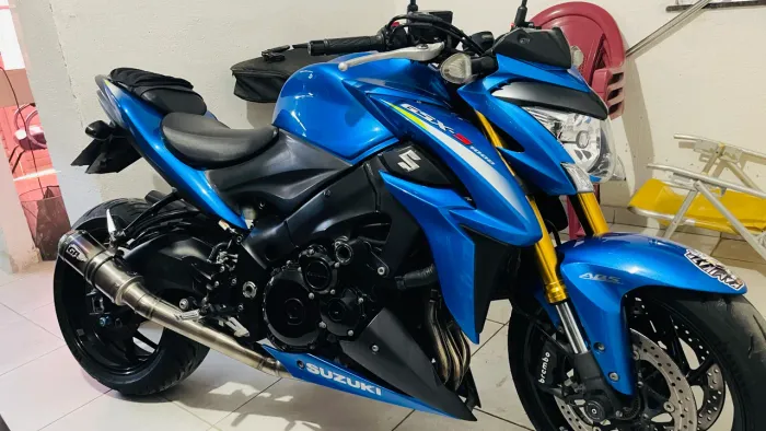 A Suzuki GSX-S1000 Azul supernaked equipada motor de 4 cilindros.