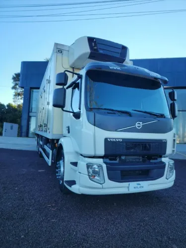 CAMINHÃO CÂMARA FRIA VOLVO VM 270 2018 6X2