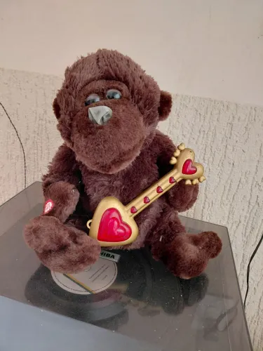 Gorila musical pelucia antigo 