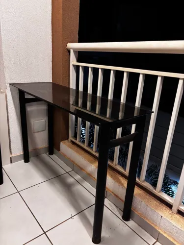 Aparador com tampo de vidro fume