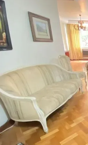 Sofá estilo clássico/provençal, ideal para hall de entrada ou sala elegante.