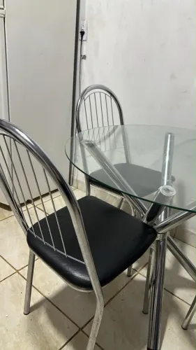 Vendi uma mesa de 4 cadeiras inox, bem conservada só detalhe de uso