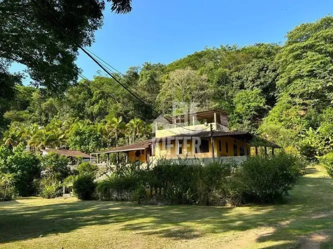 Sítio com 15.500 m², casa sede e lago  Saquarema/RJ
