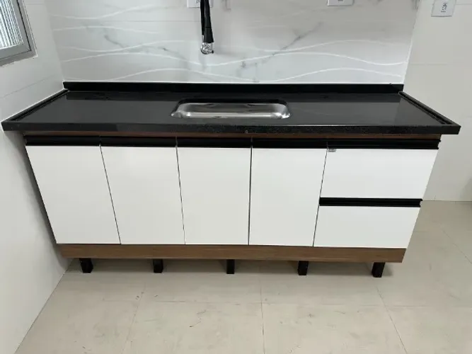 Gabinete com pia de cozinha