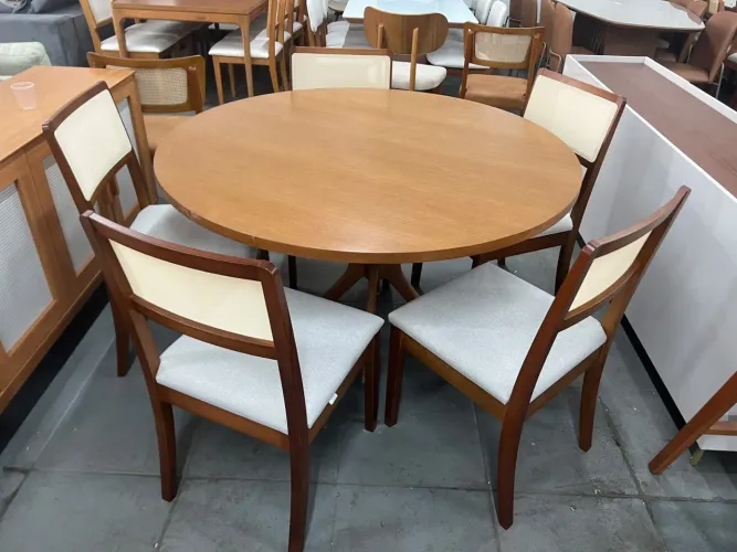 Mesa nova de madeira completa