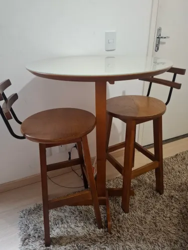 Mesa com duas baquetas