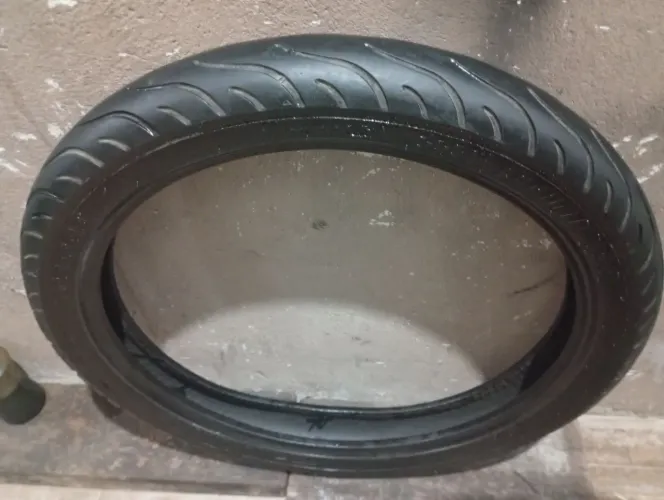 Pneu dianteiro CG,  meia vida, valor 60 reais 