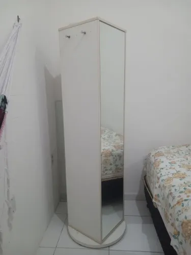 Sapateira giratória com espelho