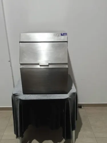 ? Máquina de Gelo Everest - Garopaba Estou vendendo esta máquina de gelo da marca Everes