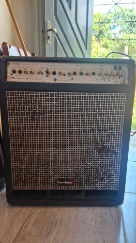 Vendo Caixa Amplificada Loudvox LM 800 com Cinco 5 entradas, perfeita pra fazer um som.