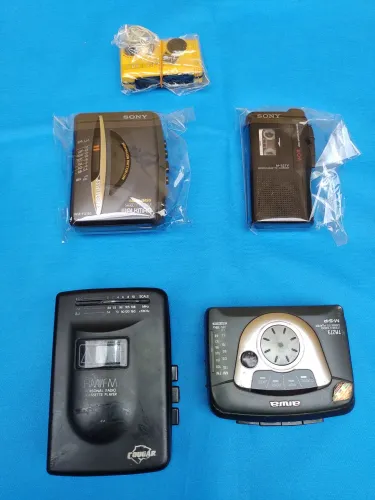 Walkman da Cougar, original, bom estado, funcionando. E outros.