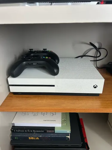 Xbox One S 1TB com 2 Controles (Estado de Novo na Caixa)