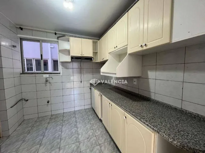 Apartamento semi Mobiliado para locação com 3 quartos por R$1.900,00 incluso taxas em cond