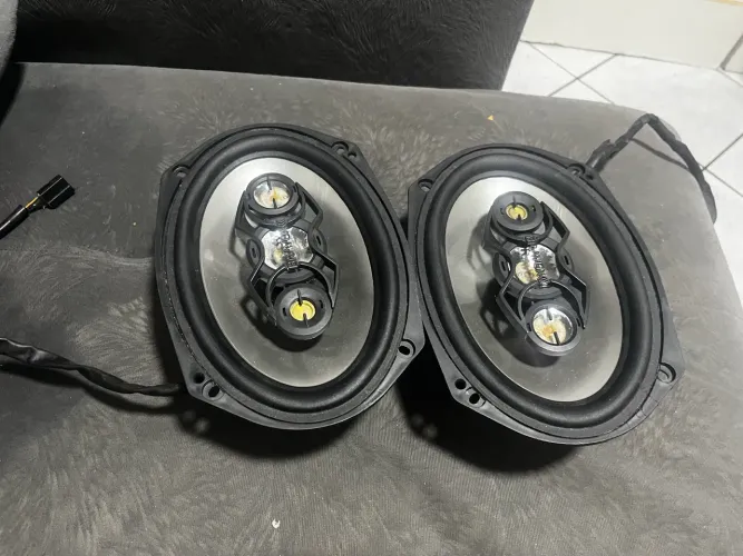 Kit som MHVS218BT e um par de alto falante