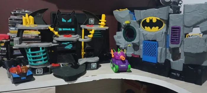 Batman, carros e Batcaverna 