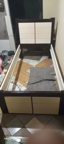 Cama de madeira vendo ou troco em um celular