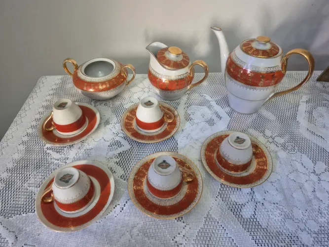 Conjunto de xícaras com açúcareiro e dois bules