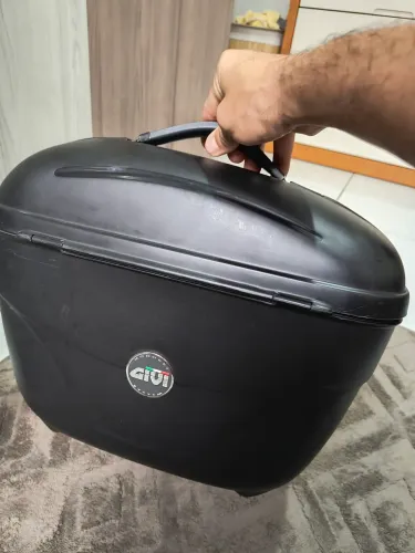 baú Givi 21L e suporte Versys 300