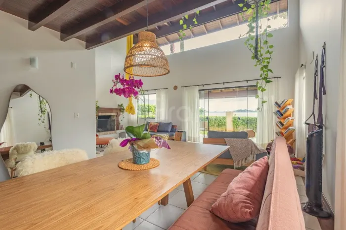 Casa de 320m² com 5 suítes na Lagoa da Conceição