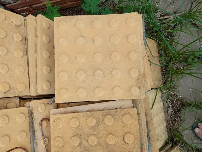 Piso tátil 25x25 de alerta 