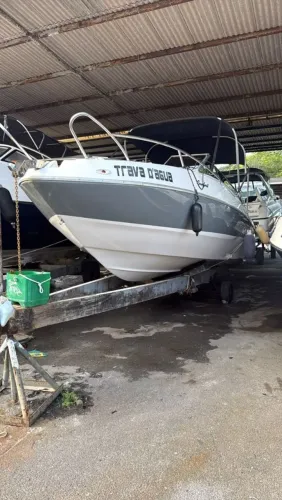 Lancha trava dagua
