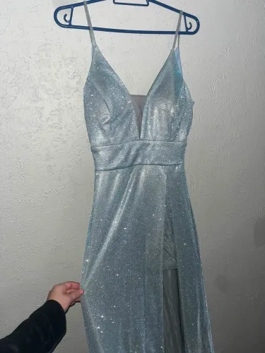 Vestido longo com fenda