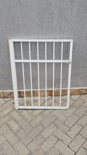 Portão de alumínio pequeno.