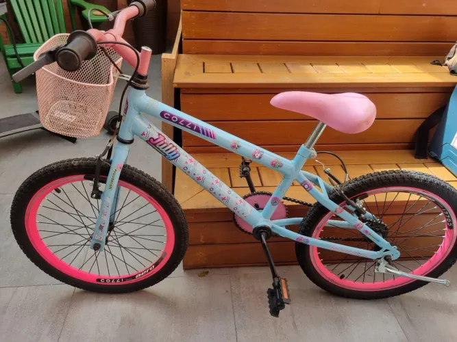 Bicicleta usada - Aro 20 - Ultra Bikes. Com marcas de bastante uso. Não acompanha rodinha.