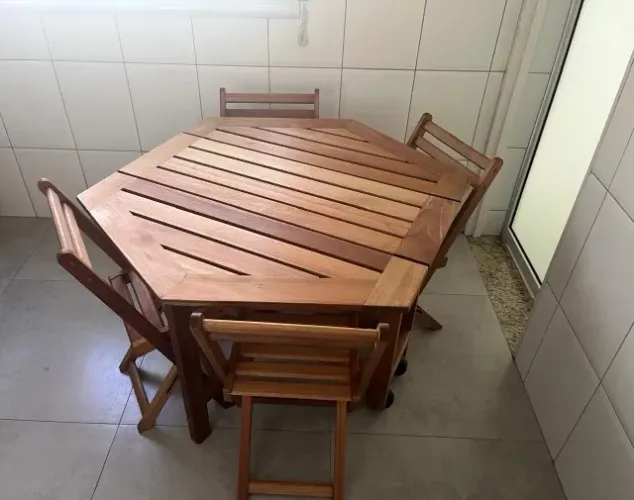 CONJUNTO DE MESA RETRÁTIL E CADEIRAS DOBRÁVEIS Madeira Maciça