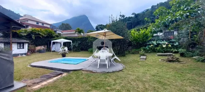 Casa para venda com 10 quartos, 1123m² - Retiro - Petrópolis/RJ