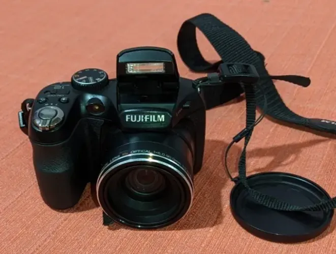 Câmera Fujifilm FinePix S1800 - 18x Zoom Óptico - Kit Completo