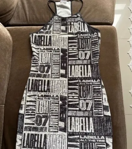 Vestido labellamafia estiloso veste super bem