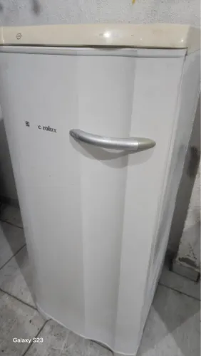 Vendo freezer vertical . Congelando perfeitamente. Posso entregar dependendo do bairro