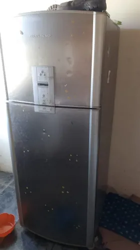 Vendo geladeira duas porta funciona normal só tem que trocar o reservatório de água e cabo