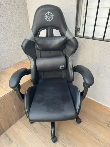 Cadeira Gamer TGT Heron TC2 preta reclinável com almofadas de lombar e pescoço
