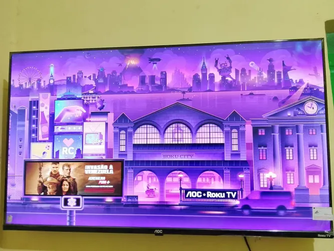 Televisão nova 43 polegada, tem a caixa dela ainda tbm.