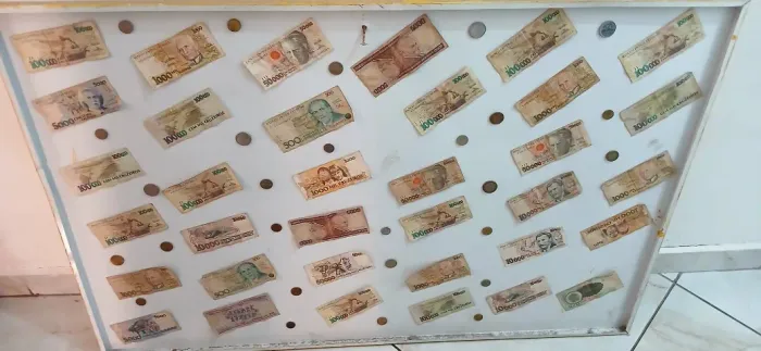 Quadro de notas e moedas antigas