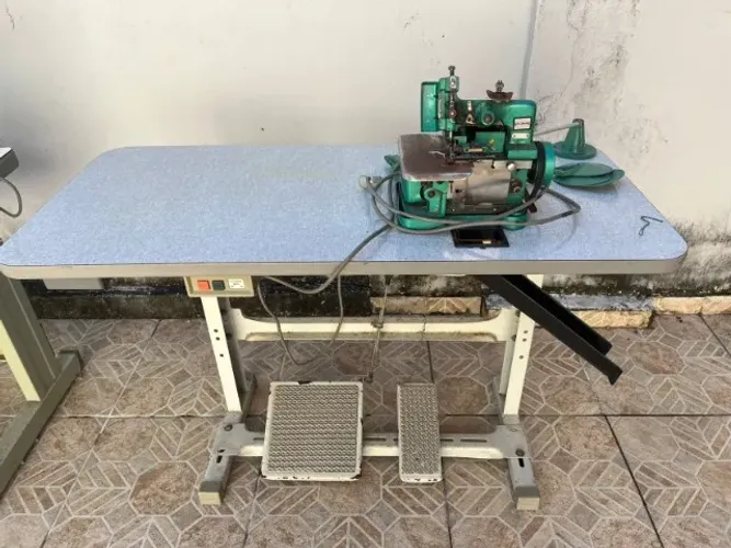 Máquina de costura overlock semi-industrial