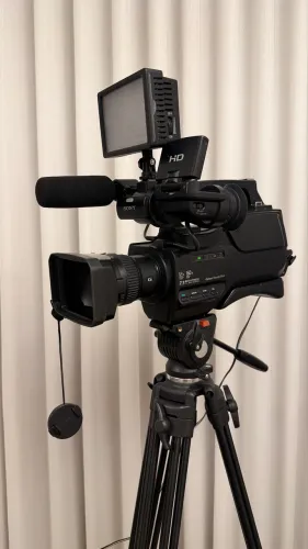 Câmera Sony Hxr-mc2000 Completa + Tripé Cab Hidr + Dolly + Ilumininador
