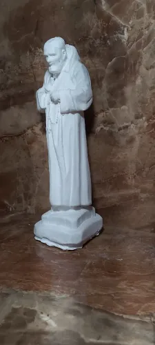 Imagem de São Padre Pio em gesso cru