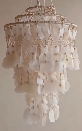 Vendo lustre pendente confeccionado em escama de peixes, lindo em perfeito estado