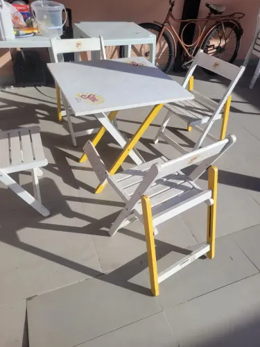 Mesa de madeira dobrável 4 cadeiras entrego