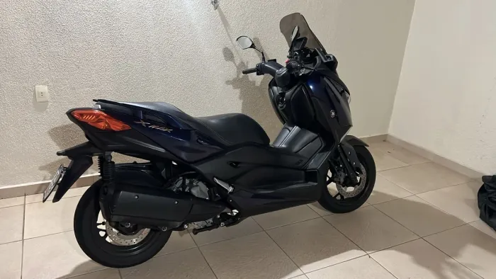 Linda moto envelopada , pintura está zero !