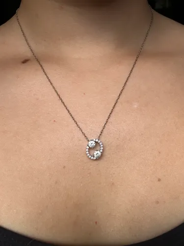 Colar swarovski prata com pingente cravejado em pedras