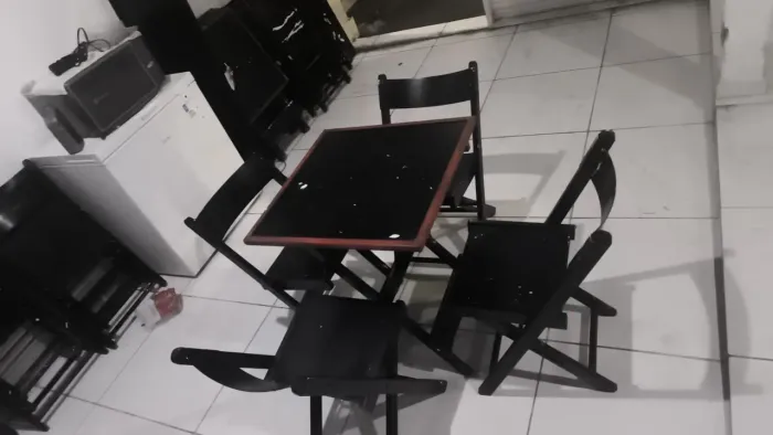 Vende-se 5 conjuntos de mesa e cadeira