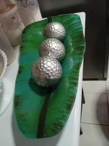 Kit Centro de Mesa Folha de Bananeira + 3 Esferas Prateadas