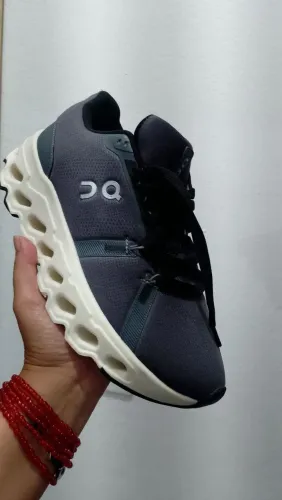 PRA HOJE Tênis On Running Cloudclipse<br>Tam 39<br><br>R$279.90 <br><br>Chama ? <br>Último disponível