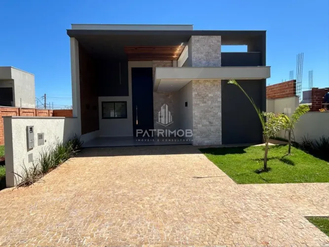 Casa Térrea com 03 Suítes e piscina em Residencial Valência.